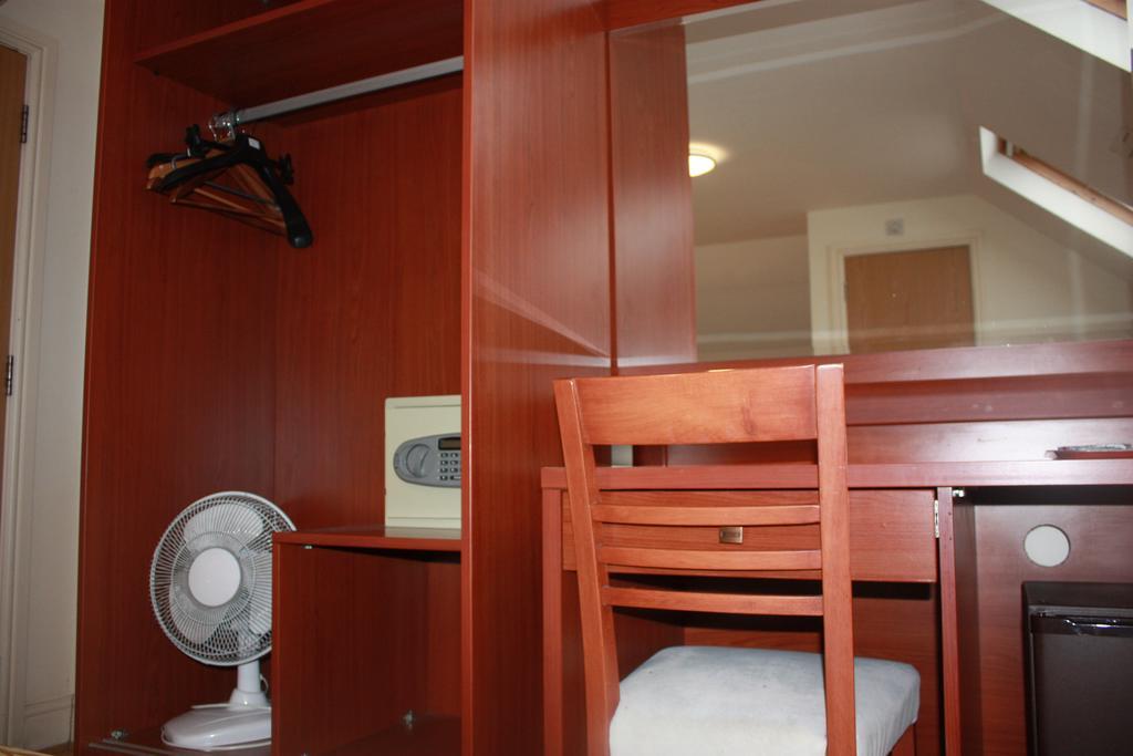 Corner House Hotel London Room photo