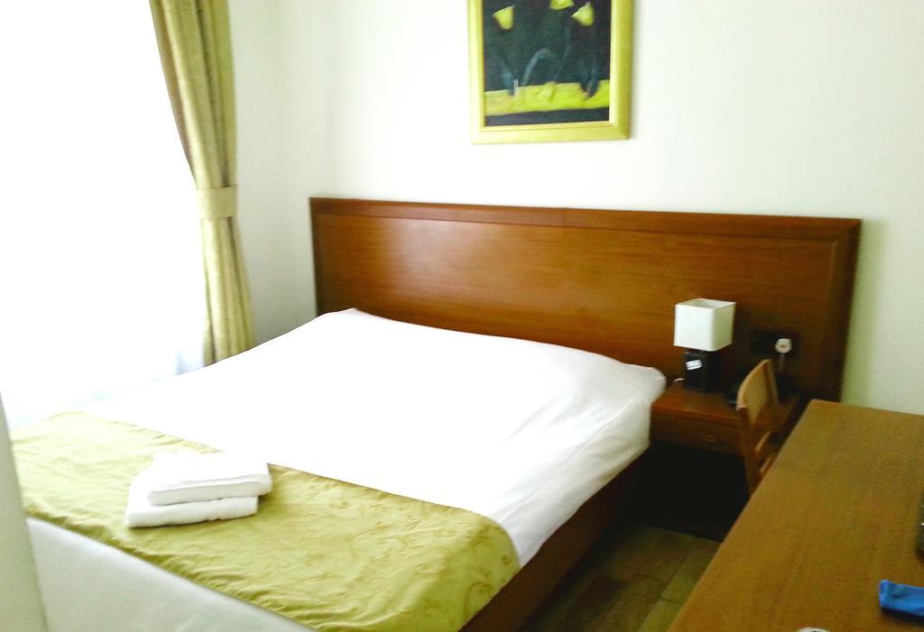 Corner House Hotel London Room photo